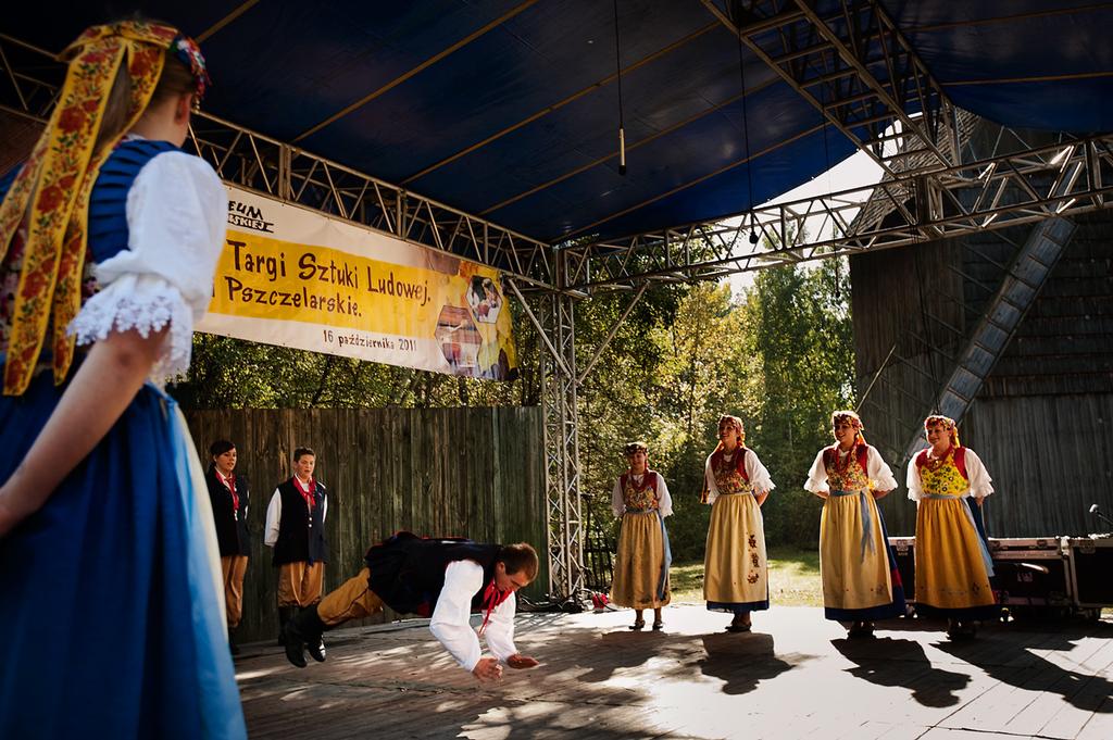 Na zdjęciach: występy zespołów folklorystycznych podczas Jesiennych Targów Sztuki Ludowej 2011, fot.