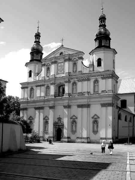 KOŚCIÓŁ BERNARDYNÓW. Bernardyni osiedli w tym miejscu na początku II połowy XV wieku. Pierwszy kościół ufundował kardynał Zbigniew Oleśnicki.