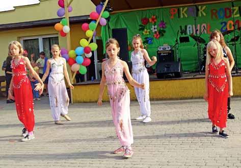 W części artystycznej śpiewając i tańcząc zaprezentowały się dzieci na co dzień uczęszczające do świetlicy wiejskiej prowadzonej przez p. Edytę Siedlecką.