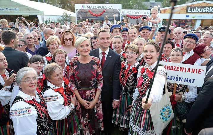 Rozpoczęły się od rozdania nagród w konkursie na najładniejszy wieniec dożynkowy. Nagrody rozdała Para Prezydencka, której towarzyszyli: Aleksandra Grad i Bartłomiej Żyłka ze Smardzewic.