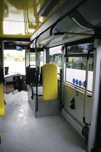 kontaktowa, umieszczona pod autobusem, automatycznie obniża się po najechaniu na pętlę indukcyjną wbudowaną w nawierzchnię jezdni.