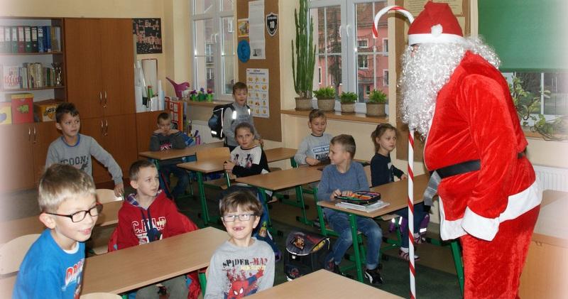 Grzeczne dzieci spotykają się ze Świętym Mikołajem, który obdarowuje ich prezentami. Tradycja mikołajek sięga dawnych czasów.