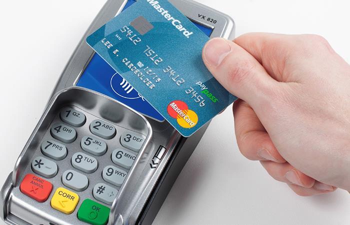 Płatności oparte o chip EMV zdecydowanie podniosły poziom bezpieczeństwa transakcji 4 Rozwój płatności kartowych Era płatności fizycznych Era płatności elektrycznych Era płatności elektronicznych