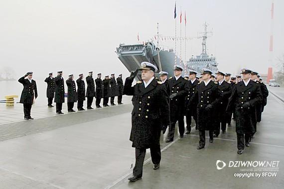 Marynarka wojenna Marynarka Wojenna (MW) jest rodzajem sił zbrojnych, przeznaczonym do obrony morskiej granicy państwa, ochrony żeglugi i interesów w polskich obszarach morskich oraz obrony wybrzeża.