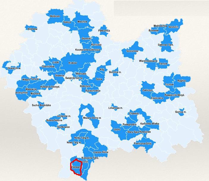 Rowie Podtatrzańskim, w centralnej części powiatu tatrzańskiego.