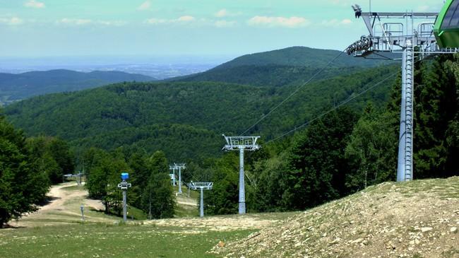 Z miejsca tego roztacza się malownicza panorama na okoliczne szczyty Beskidu Małego, oraz położone u jego stóp