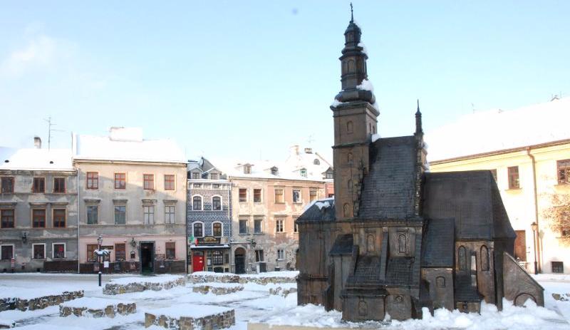 Z wdzięczności za zwycięstwo Leszek Czarny ścina dąb, pod którym śnił, a jego pień czyni podstawą ołtarza.