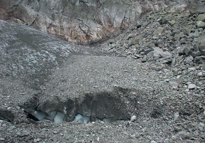 Folta, 2016) Glacigenic permafrost in the Kacza Valley Fot. 2. Glacjogeniczna zmarzlina w Kotle Mięguszowieckim (Fot.