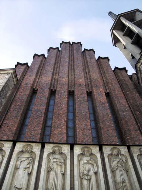 Łaba, październik 2011 Fig. 6. Deviations of pinnacles on the main facade, photo: M.