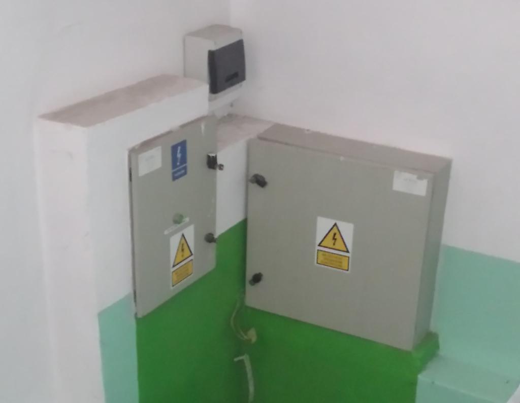 S t r o n a 23 13.3 Budynek techniczny - Pawilon 13.3.1 Zasilanie budynku Budynek techniczny zasilany jest z rozdzielnicy głównej usytuowanej przy schodach wejściowych do pomieszczeń pompowni i kotłowni znajdującej się na poziomie piwnic.