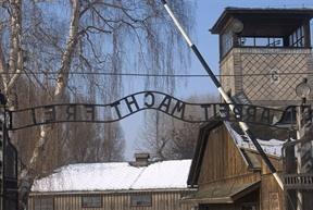 Oświęcim Auschwitz - ludzie ludziom zgotowali taki los Niemieckie obozy koncentracyjne zakładane były od 1933 r.