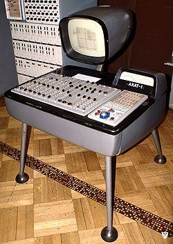 Komputery analogowe elektroniczne, zªo»one ze wzmacniaczy operacyjnych i pasywnych elementów RLC, w u»yciu do lat 80-tych XX w., np.