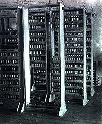 Komputery cyfrowe EDSAC (1949, Wlk. Brytania) - pierwszy komputer cyfrowy (binarny) w tzw.