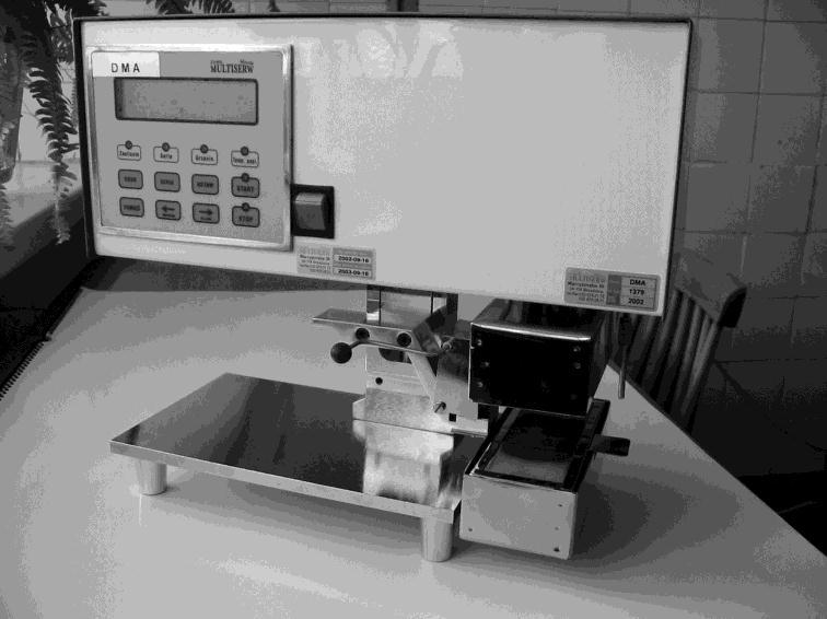 248 Skład żywic przedstawiony jest w tabeli 1. Rys. 1. Aparat do pomiaru odkształceń mas w podwyższonych temperaturach, typ DMA Fig.1. Apparatus for distortion measure of core sands in high temperatures, type DMA Tabela 1.