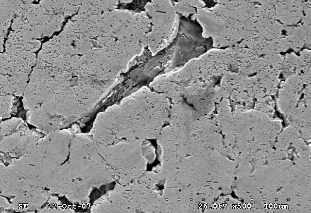 5-2010 T R I B O L O G I A 269 Fig. 5. Cracks on the SnCu6 slide surface after testing on MWO stand (enlargement 500) Rys. 5. Pęknięcia na powierzchni ślizgowej SnCu6 po teście na stanowisku MWO (pow.