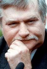 36 Lech Wałęsa într-o discuţie cu un consilier, la hotelul Solec din Varşovia, cu trimişii lui Rakowski. Discuţie ascultată de Andrzej Gwiazda şi publicată în - Niezależna Gazeta Polska nr.