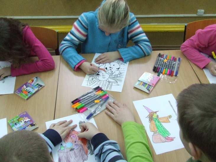 dzieci skojarzenia czytania z przyjemnością.