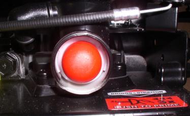 7.3. JAK ZATRZYMAĆ SILNIK By zatrzymać silnik należy puścić (zwolnić) dźwignię hamulca. Odłączyć przewód świecy zapłonowej by zapobiec przypadkowemu uruchomieniu silnika.