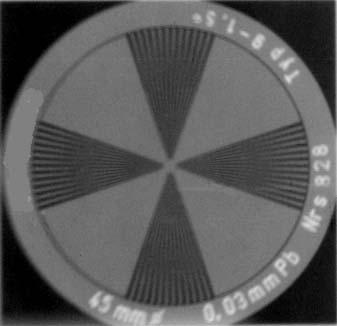 Parametry źródła promieniowania X 99 Uwaga Rozmiar ogniska można także wyznaczyć z użyciem innych niż wzór gwiazdkowy przyrządów należą do nich np. slit camera lub pinhole camera.