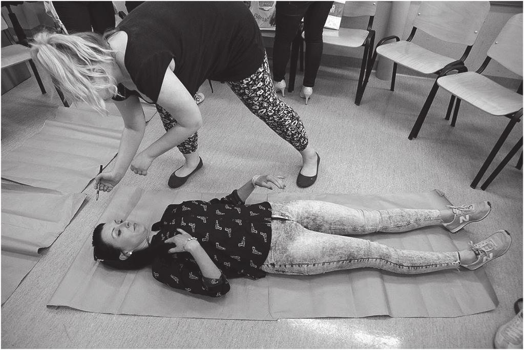 Arteterapia w pracy pedagogicznej 99 Fot. 5. Biblioterapia Fot. 4. Muzykoterapia Fot. 6.