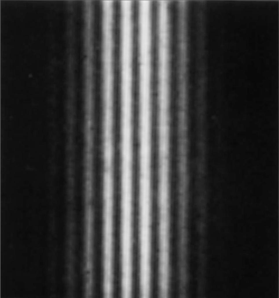 Eksperyment z elektronami przechodzącymi przez podwójną szczelinę C. Jönssonowi z Tübingen w Niemczech, udało się w 1961 zaobserwować interferencję elektronów na podwójnej szczelinie.