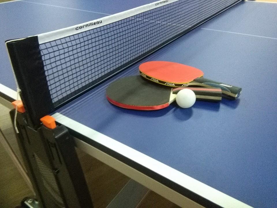 PING PONG WIELE POZYTYWNYCH OPINII ODNOŚNIE GRUPOWEGO SPĘDZANIA CZASU POSIADA GRA W PING PONGA.