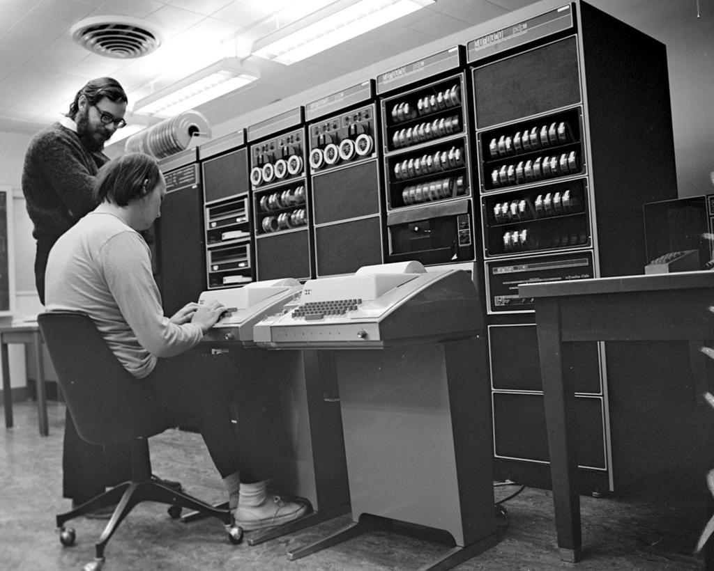 Ken Thompson i Dennis Ritchie (AT&T Bell Labs) Zdjęcie: Peter Hamer [CC BY-SA 2.0 (http://creativecommons.