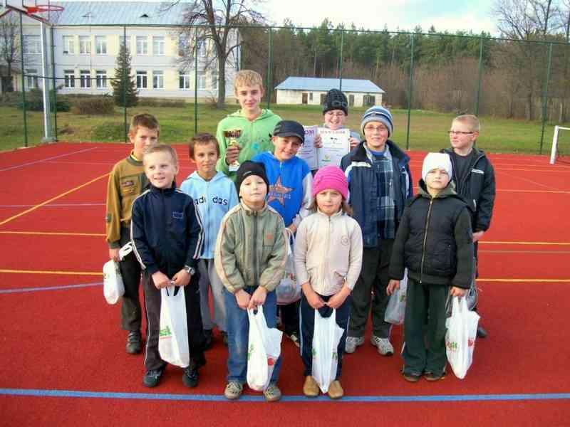 IV Turniej Sprawnościowy W dniu 13 listopada 2010 r. na Kompleksie Boisk Wielofunkcyjnych Moje Boisko "Orlik 2012" w Leśniowicach odbył się już po raz czwarty Turniej Sprawnościowy dla dzieci.
