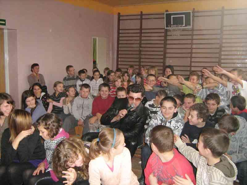 Koncertowo w szkołach... W dniu 18 listopada 2010 r. wszyscy uczniowie klas IV VI ze szkół podstawowych i gimnazjum z terenu gminy Leśniowice uczestniczyli w koncertach profilaktyczno wychowawczych.