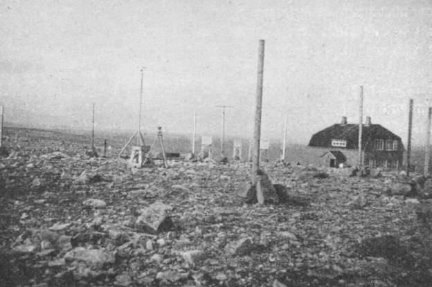 184 S. Maj Rys. 4. Widok ogólny PSP na Wyspie Niedźwiedziej (Lugeon, 1933) Fig. 4. A full view of the Polish Polar Station on the Bear Island (see, e.g., Lugeon, 1933) Rys. 5.