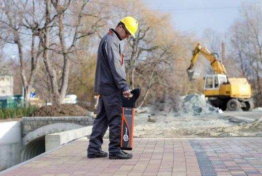 LOKALIZACJA PRZEWODÓW I KABLI LOKALIZACJA KABLI I INFRASTRUKTUR PODZIEMNYCH instalacje Metoda ta również wymaga użycia generatora sygnału i jest metodą aktywną Generator (nadajnik) LKN-1000 pozwala