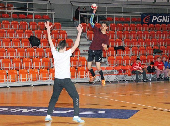 Koncepcja sportów zunifikowanych pojawiła się w połowie lat 80. w Stanach Zjednoczonych. Niepełnosprawni zawodnicy pierwsze mecze rozgrywali z koszykarzami NBA.