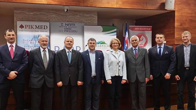 : Reza Zadeh, Prezes European Foundation for Cluster Excellence, Gloria Ferrer z EFCE oraz prof. Zbigniew Bochniarz z University of Washington.