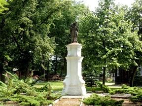 Nepomuk Dla wielbicieli postaci św. Jana Nepomucena oraz kapliczek i figur jemu poświęconych gratką będzie kamienna figura znajdująca się w Łomnicy. Piaskowcowy obelisk św.