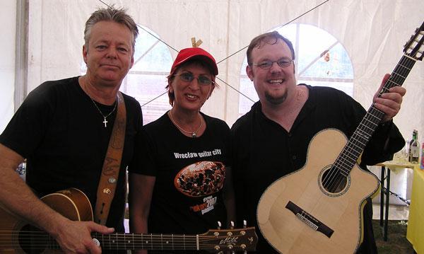 Tommy Emmanuel musi bardzo kochać swoją gitarę, że w obecnej dobie, kiedy świetne