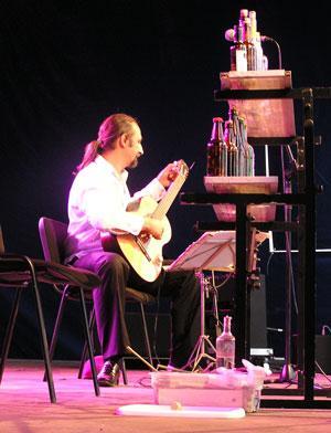 Muzycy zaprezentowali program, w którym role główne zagrały gitara i butelki.