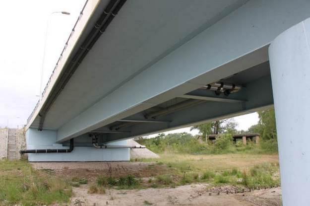 Pomost Na podstawie wyników przeglądu zidentyfikowano niżej wymienione podstawowe typy uszkodzeń pomostu przęseł mostu.