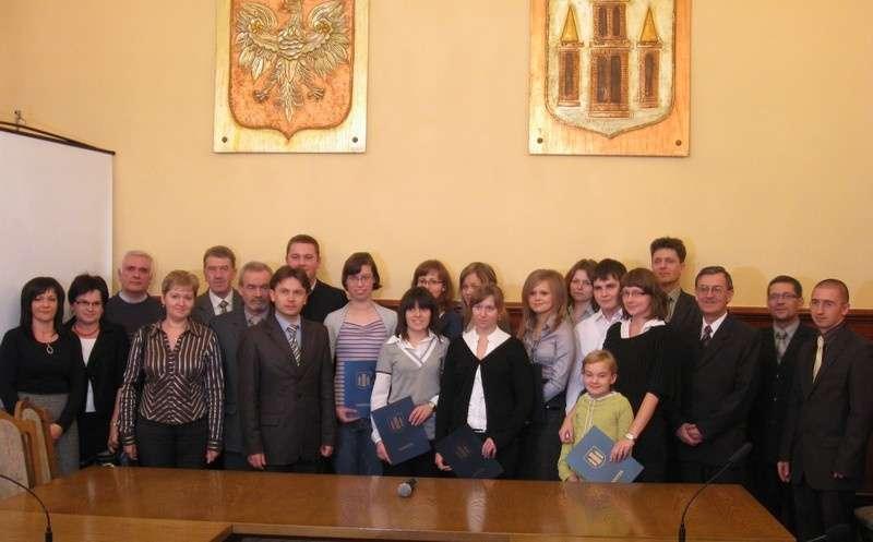 STYPENDYŚCI RADY MIEJSKIEJ 5 uczniów szkół ponadgimnazjalnych i 8 studentów zostało stypendystami Rady Miejskiej w Gostyniu.