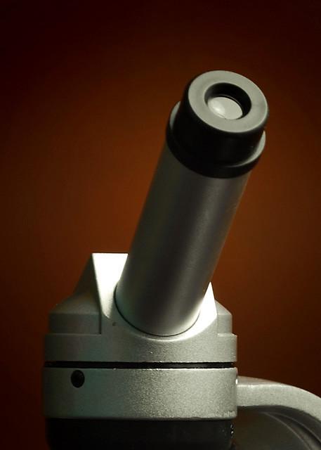 Główną zaletę mikroskopu stanowi podwójne oświetle (górne i dolne), dzięki czemu można prowadzić
