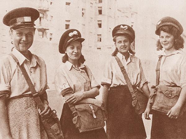 Jeszcze na wiele lat przed Powstaniem Warszawskim harcerze szkoleni byli do pełnienia służby pomocniczej dla Armii Krajowej, w spodziewanym na koniec wojny ogólnonarodowym powstaniu przeciwko Niemcom.