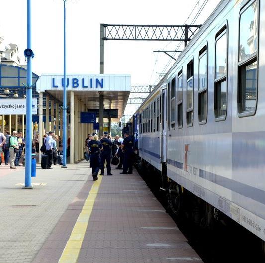 Przykład 1 TRANSPORT KOLEJOWY Prace na linii kolejowej nr 7 Warszawa Osobowa - Dorohusk na odcinku Warszawa - Otwock - Dęblin - Lublin, etap I i II Wartość całkowita: 4,9 mld PLN Dofinansowanie UE: