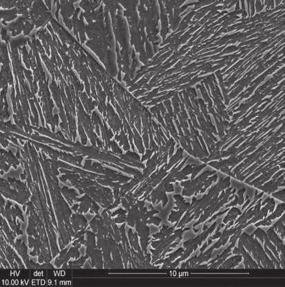 Microstructure of S369 steel after cooling and isothermal annealing at the temperature of 400 C for 30 min a) LOM, powiększenie 1387 b) SEM, powiększenie