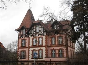 Cechą charakterystyczną budynku jest wieża zwieńczona hełmem oraz latarnią - odnosi się do wieży kościoła św. Jana Chrzciciela.