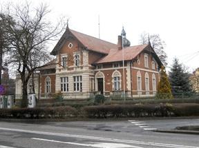 Dom składa się z dwóch części - podstawowej oraz dobudówki z prawej strony. Znajduje się w otoczeniu dwóch ogrodów. Wewnątrz jest znakomita klatka schodowa.