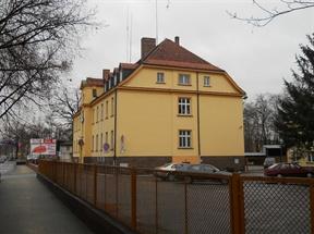 Młodzieżowego Domu Kultury. Aktualnie zaś stanowi siedzibę Policji.