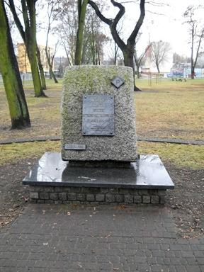 Paweł Kaprykowski - pierwsza ofiara agresji hitlerowskiej na terenie miasta Leszna W Lesznie na rogu ulic 17 Stycznia i Bolesława Chrobrego znajduje się tablica pamiątkowa poświęcona Pawłowi