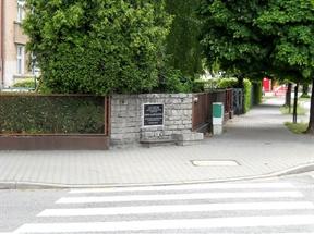 z rąk dywersantów hitlerowskich żołnierz 55 pp Paweł Kaprykowski, pierwsza ofiara agresji hitlerowskiej na terenie miasta Leszna. Cześć jego pamięci".