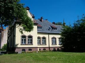 Dawna Szkoła Handlowo- Przemysłowa i Państwowa Szkoła Budownictwa Przy Placu Jana Amosa Komeńskiego znajduje się budynek, w którym w latach 1922-1939 mieściła się Państwowa Szkoła Budownictwa.