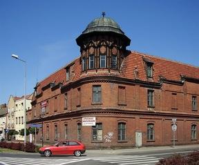 Popiersie pomnika wykonane jest z brązu, natomiast cokół z granitu. Na cokole wykuto napis: "Amos Comenius - Jan Amos Komeński 1592-1670".