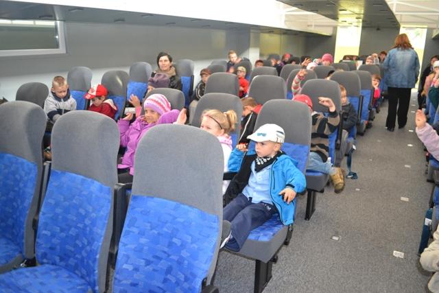 Dzieci, młodzież i dorośli odwiedzili pomieszczenie przypominające wnętrze samolotu. Dzieci wyobraziły sobie, że lecą do ciepłych krajów, a następnie wracają i lądują w Polsce.